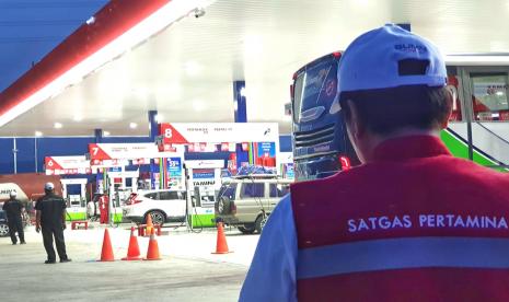 Satgas Pertamina MOR IV melakukan pengawasan disyribjsi pasokan BBM di sebuah SPBU. 