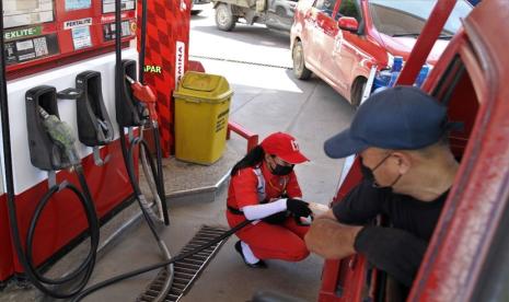 Peneliti senior Institute for Development of Economics and Finance (Indef), Tauhid Ahmad menyatakan sudah saatnya harga bahan bakar minyak (BBM) nonsubsidi Pertamina seperti Pertamax series dinaikkan.