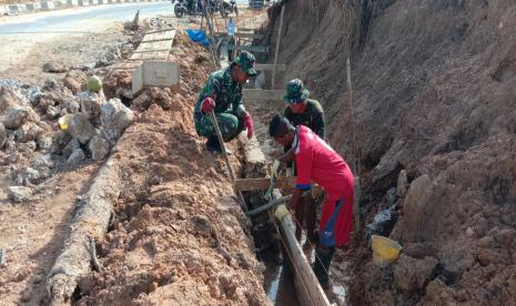 Satgas TMMD ke-108 Kodim 1417/Kendari mengerjakan saluran drainase di sepanjang 196 meter di Desa Matabaho, Kecamatan Wawonii Barat, Kabupaten Konawe Kepulauan, Sulawesi Tenggara.