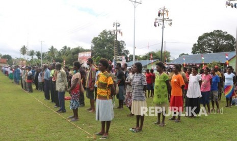 Warga perbatasan di Papua melaksanakan upacara pengibaran bendera HUT Kemerdekaan RI (ilustrasi) 