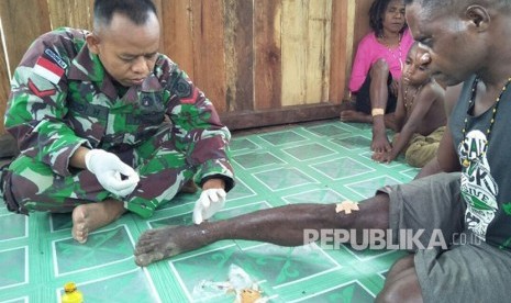 Satgas Yonif Para Raider 501 Kostrad melakukan pengobatan keliling di Kampung Koya Koso, Jayapura, Papua, Selasa (20/3). 