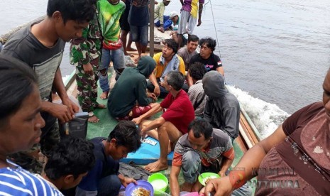 Satgas Yonif Raider 515 Kostrad menyelamatkan 16 penumpang dan anak buah KM Lingkar yang tenggelam di sekitar perairan Batu Bendera, Sungai Benjina, Perairan Aru, Maluku, Ahad (26/11).