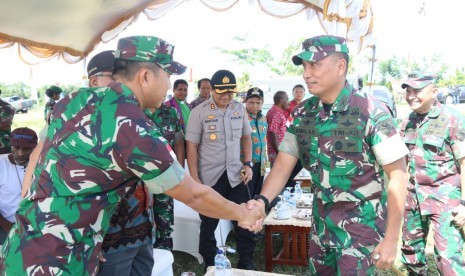 Satgat Pamtas Raider 300/ Bwj Kodam III Siliwangi menyaksikan penyerahan tanah adat untuk pembangunan Makorem 172/Pwj.