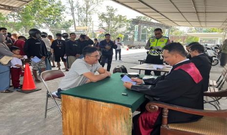 Satlantas Polres Bantul bersama Kejaksaan dan Pengadilan Negeri Bantul melaksanakan penindakan pelanggaran lalu lintas kasat mata yang berpotensi menyebabkan laka lantas di Jalan Parangtritis.