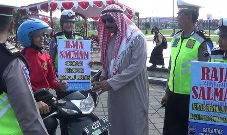 Satlantas Polres Demak menggelar operasi dalam mensukseskan Operasi Simpatik 2017 dengan nama Raja Salman yang merupakan kependekan dari 'Razia di Jalan dengan Salam dan Senyuman', di depan Masjid Agung Demak, Jawa Tengah, Jumat (3/3).