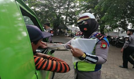 Satlantas Polres Metro Jakarta Barat melakukan Operasi Patuh Jaya 2020 di Pos Pantau Kalideres, Kamis (30/7).