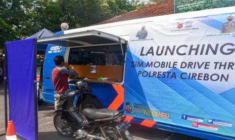 Satlantas Polresta Cirebon meluncurkan SIM Drive Thru,  Kamis (19/8).