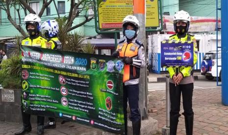 -Satlantas Polrestro Depok dan Dinas Perhubungan (Dishub) Depok melakukan kanalisasi  jalur lambat Jalan Margonda Raya. Kegiatan sosialisasi ini dilakukan sembari membagikan masker bagi pengguna jalan. Tampak Kapolrestro Depok Kombes Azis Andriansyah sedang memberikan pengarahan terkait sosialisasi kanalisasi jalur lambat untuk motor dan angkot di Jalan Margonda Raya Depok, Jumat (14/8).