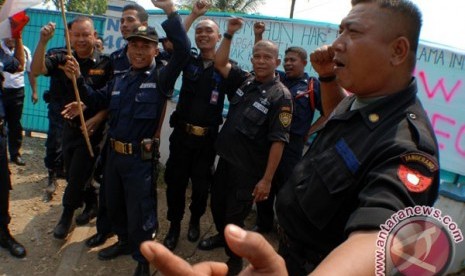 Satpam tengah berdemonstasi karena di-PHK sepihak