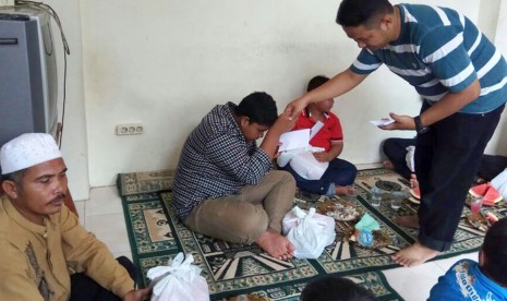 Satpam UIN Ar-Raniry Banda Aceh menyantuni yatim.