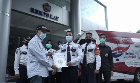 Satpam Universitas Muhammadiyah Malang (UMM) menggalang dana untuk korban bencana.