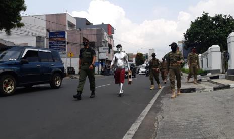 Satpol PP dan Dinas Sosial Kota Tasikmalaya membawa manusia silver yang biasa beroperasi di jalan raya, Kamis (10/9). 