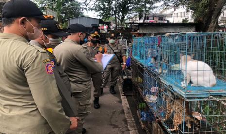 Satpol PP dan Diskopindag Kota Malang meninjau kondisi Pasar Slendid, Kota Malang, Senin (27/6/2022). 