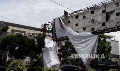 Satpol PP dan Panwaslu kota bandung menertibkan Alat Peraga Kampaye (APK) tidak berizin di Jalan Pelajar Pejuang Kota Bandung, Kamis (22/3). 