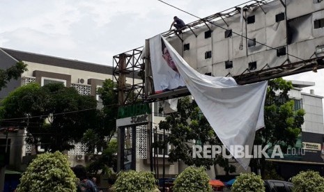 Satpol pp dan panwaslu kota bandung menertibkan APK tidak berizin di Jalan Pelajar Pejuang Kota Bandung, Kamis (22/3). 