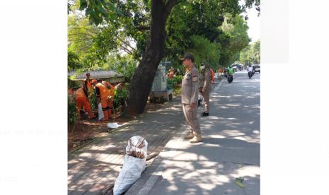 Satpol PP DKI menjaga kawasan RTH Tubagus Angke Jakbar yang ditemukan sampah kondom bekas pakai berserakan.