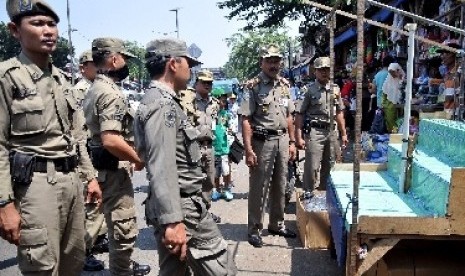 Satpol PP (ilustrasi) Satuan Polisi Pamong Praja (Satpol PP) Jakarta Barat menyatakan siap mendampingi para perempuan dan anak yang menjadi korban kekerasan dalam rumah tangga (KDRT). 