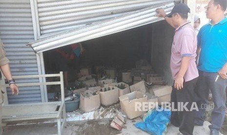 Satpol PP Kabupaten Bandung bersama Polsek Cicalengka dan masyarakat setempat menggerebek gudang dan kios penyimpanan botol bekas miras di Cicalengka, Selasa (10/4).