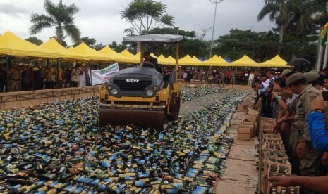 Satpol PP Kabupaten Bandung memusnahkan 21.460 minuman keras di halaman kantor Pemkab Bandung, Jumat (10/2).