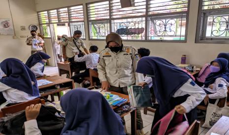 Satpol PP Kabupaten Sleman memulai program Pol PP Goes to School di SMPN 5 Sleman dan SMPN 3 Gamping, Rabu (10/8/2022).