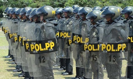 Satpol PP Kota Bandung sedang berlatih untuk tampil pada HUT ke-65 Satpol PP, di Lapangan Gasibu, Kota Bandung, Jumat (27/2).