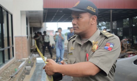 Satpol PP Kota Bogor menyegel restoran cepat saji Burger King yang berada di Jalan Lodaya, Babakan, Bogor Tengah, Rabu (20/12).