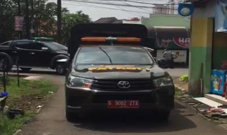 Satpol PP Kota Depok berkeliling kota menggunakan mobil dengan pengeras suara memberikan informasi agar warga mengikuti imbauan pemerintah untuk antisipasi pencegehan penyebaran virus corona. (dok. Diskominfo Kota Depok)