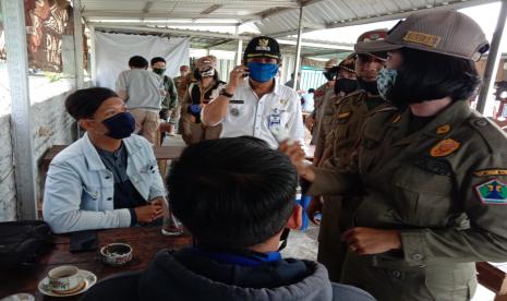 Satpol PP Kota Malang melakukan aksi razia  di Kecamatan Lowokwaru, Kota Malang, Rabu (27/5).