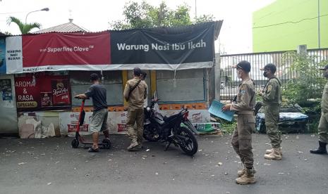 Satpol PP Kota Tasikmalaya memperingati rumah makan yang beroperasi pada siang hari dan melayani pembeli saat Ramadhan 1444 H. 