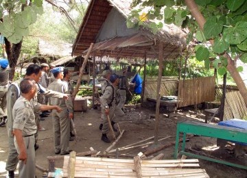 Satpol PP membongkar bangunan liar yang diduga warung remang-remang di Bengkulu, Senin (25/7). Untuk kenyamanan melaksanakan ibadah Ramadhan, Satpol PP membongkar 50 warung remang-remang di sepanjang kawasan obyek wisata Pantai Panjang.