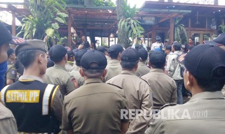 Satpol PP bersiap mengeksekusi sebuah kafe.