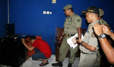 Satpol PP razia tempat hiburan malam.