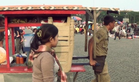 Satpol PP tertibkan pedagang kaki lima di Monas