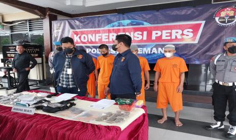 Satres Narkoba Polres Sleman menggelar konferensi pers kasus penyalahgunaan narkotika golongan I jenis ganja di halaman Polres Sleman, Rabu (8/2).