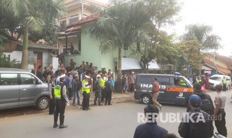 Satreskrim Polres Bandung melakukan prarekontruksi di pondok pesantren Al Hidayah (Santiong), Ahad (28/1). Kegiatan tersebut dilakukan setelah terjadi peristiwa penganiayaan terhadap pimpinan pondok pesantren Al Hidayah, Kiai Umar Basri seusai shalat subuh oleh orang tidak dikenal, Sabtu (27/1).