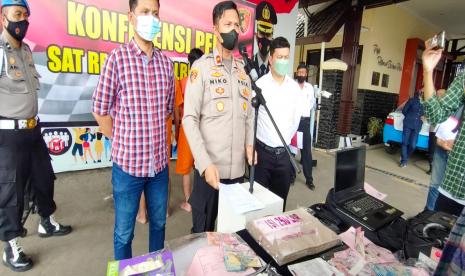 Satreskrim Polres Cimahi mengungkap peredaran uang palsu dan menangkap dua tersangka.