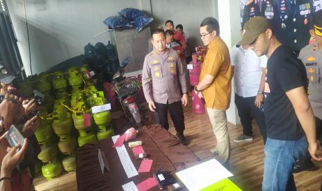 Kepolisian mengungkap praktik penyalahgunaan gas elpiji subsidi tiga kilogram untuk dimasukkan ke ukuran 50 kg di Kabupaten Jombang (ilustrasi).