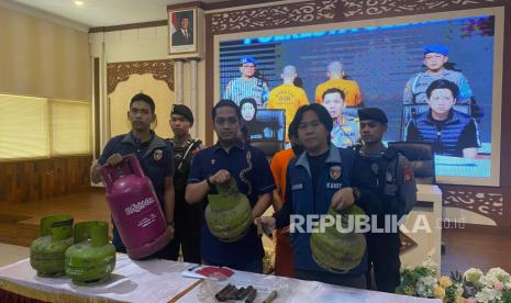 Satreskrim Polresta Sleman mengamankan barang bukti penyalahgunaan gas elpiji bersubsidi di Aula Polresta Sleman, Rabu (20/11/2024) 