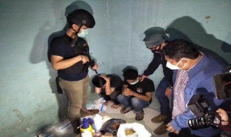 Satresnarkoba Polres Cimahi berhasil mengamankan PS (20 tahun) dan DS (19), pelaku yang memproduksi dan mengedarkan tembakau sintetis mengandung narkotika.