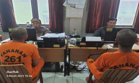 Satresnarkoba Polresta Yogyakarta mengamankan dua tersangka bernama JO dan Paijo yang mengedarkan obat berbahaya berupa pil warna putih bersimbolkan Y/Yarindo.