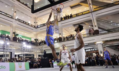 Satria Muda Pertamina (biru) melawan Pelita Jaya Bakrie di final IBL 3x3 Seri Yogyakarta (ilustrasi). LPDUK Kemenpora dan Perbasi bekerja sama mengembangkan 3x3.