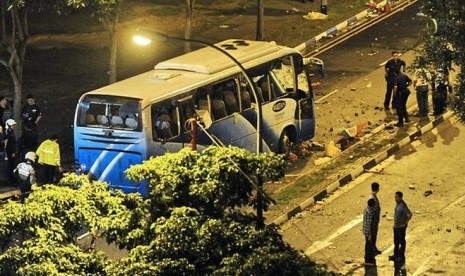 Satu bus yang terlibat dalam kecelakaan fatal pemicu kerusuhan dirusak massa yang marah di kawasan Little India, Singapura, pada Ahad (8/12/2013)