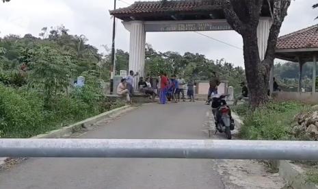 Satu desa di Majalengka melakukan isolasi mandiri usai Kepala Desa meninggal akibat Covid-19.