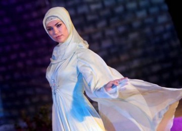 Satu desain busana muslim Bosnia yang diperagakan di Dubai