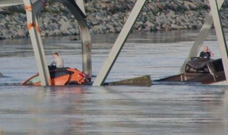 Satu jembatan ambruk di baratlaut Washington menyebabkan sejumlah mobil tercebur sungai.