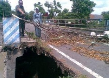 Satu kasus kerusakan jembatan di Bekasi yang membahayakan