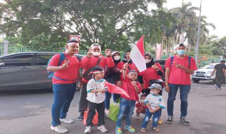 Satu keluarga menonton Timnas Indonesia U-19 melawan Thailand pada laga ketiga Grup A Piala AFF U-19 2022 di Stadion Patriot Candrabhaga, Kota Bekasi, Rabu (6/7/2022). 