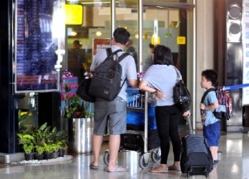 Satu keluarga pemudik saat memasuki ruang tunggu Terminal 2 Bandara Soekarno Hatta, Tangerang, Banten, Sabtu (27/8). 