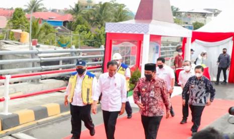 Satu lagi karya monumental Presiden Joko Widodo untuk  Kalimantan Selatan. Berdasarkan bank data media ini setelah membangun infrastruktur pengembangan Bandara Internasional Syamsudin Noor,  pembangunan Bendungan Pipitak Jaya Kabupaten Tapin, Kalsel  kembali dianugerahi infrastruktur utama, yakni Jembatan Sungai Alalak.