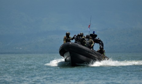 Satu regu prajurit Pengintai Amfibi (Taifib) TNI AL berpatroli disekiatr laut Poso, di Poso, Sulawesi Tengah, Rabu (1/4). 